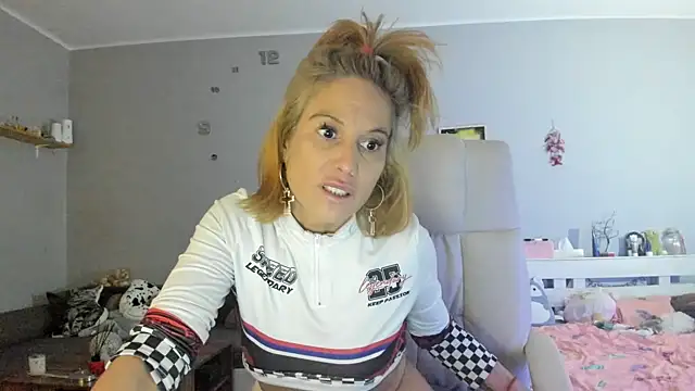 Snapshot of Orchideaxx chatting on 03/10/25, 01:01 Orchideaxx online show from 03/10/25, 01:01