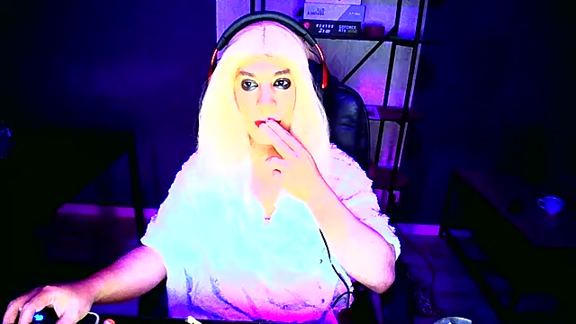 LatruieSow online show from 11/14/25, 06:34