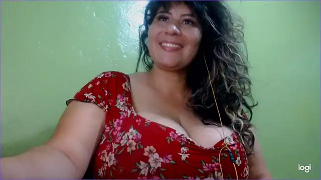 Snapshot of Kosem4 chatting on 12/27/24, 01:32 Kosem4 online show from 12/27/24, 01:32