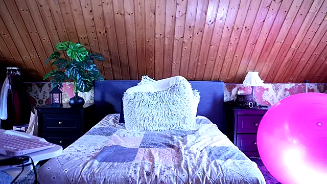 Snapshot of TessaWinter chatting on 09/20/25, 11:22 TessaWinter online show from 09/20/25, 11:22