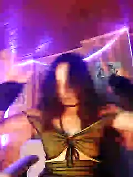 Snapshot of _Laary chatting on 12/25/24, 12:27 Laary online show from 12/25/24, 12:27