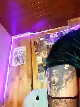 Snapshot of _Laary chatting on 01/14/25, 10:44 Laary online show from 01/14/25, 10:44