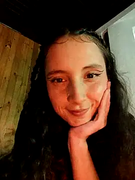 Snapshot of _Laary chatting on 03/12/25, 09:45 Laary online show from 03/12/25, 09:45