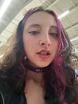 Snapshot of _Laary chatting on 10/18/25, 09:59 Laary online show from 10/18/25, 09:59