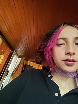 Snapshot of _Laary chatting on 11/18/25, 08:46 Laary online show from 11/18/25, 08:46