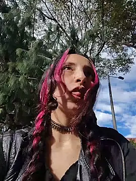 Snapshot of _Laary chatting on 11/25/25, 09:04 Laary online show from 11/25/25, 09:04