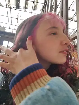 Snapshot of _Laary chatting on 12/16/25, 08:03 Laary online show from 12/16/25, 08:03