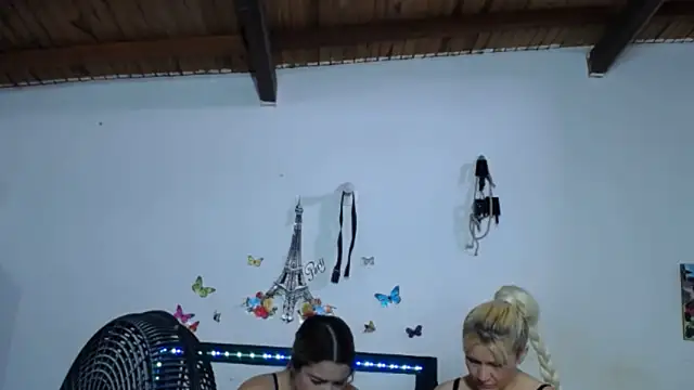 Snapshot of Nicolle_Milf chatting on 11/21/25, 07:01 Nicolle Milf online show from 11/21/25, 07:01