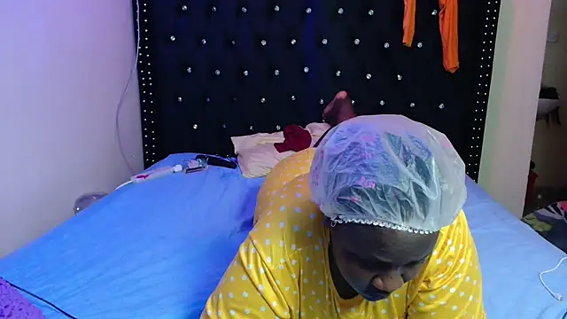 Snapshot of Toomuchbooty33 chatting on 11/08/25, 01:50 Toomuchbooty33 online show from 11/08/25, 01:50