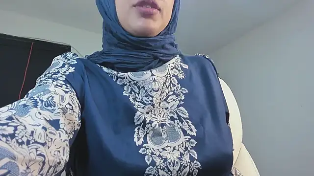 adila anich online show from 01/10/25, 01:10