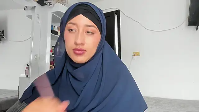 adila anich online show from 09/18/25, 05:37