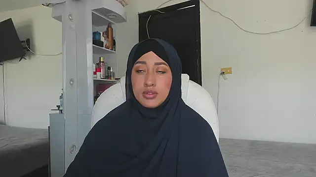 adila anich online show from 09/28/25, 08:36