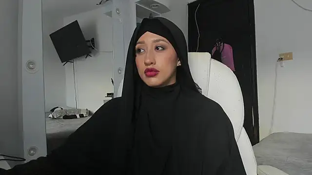 adila anich online show from 10/03/25, 10:07