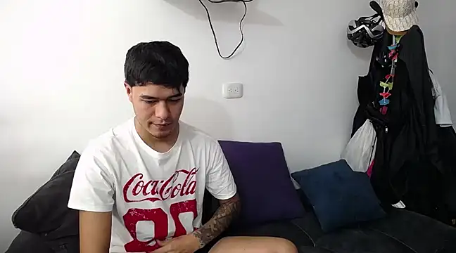 Snapshot of Santiago_kiler chatting on 02/24/25, 04:04 Santiago kiler online show from 02/24/25, 04:04