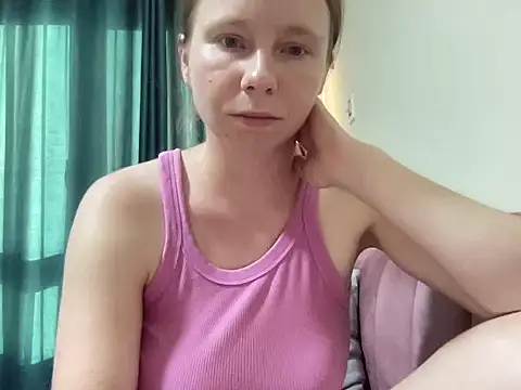 Snapshot of SweetLucy96 chatting on 10/27/25, 01:04 SweetLucy96 online show from 10/27/25, 01:04