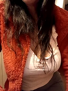 Snapshot of eva750 chatting on 12/10/24, 05:00 eva750 online show from 12/10/24, 05:00