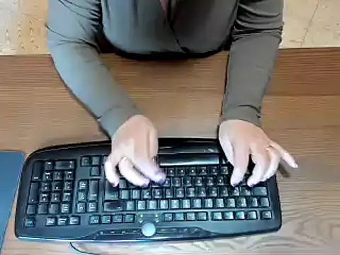 Snapshot of NikkiHolland chatting on 03/04/25, 10:13 NikkiHolland online show from 03/04/25, 10:13