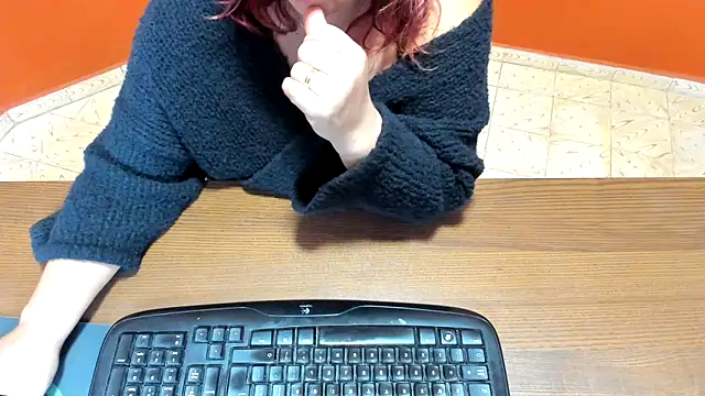 Snapshot of NikkiHolland chatting on 11/05/25, 08:25 NikkiHolland online show from 11/05/25, 08:25