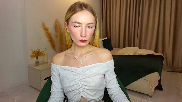 Snapshot of bella__rose chatting on 02/08/25, 05:51 bella rose online show from 02/08/25, 05:51