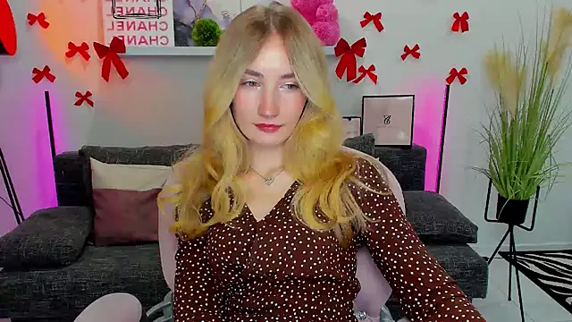 Snapshot of bella__rose chatting on 02/18/25, 04:16 bella rose online show from 02/18/25, 04:16