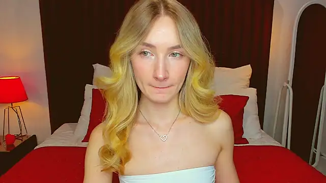 Snapshot of bella__rose chatting on 03/10/25, 01:10 bella rose online show from 03/10/25, 01:10