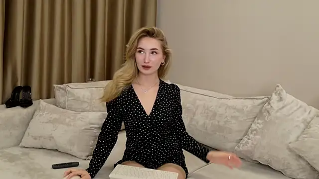 Snapshot of bella__rose chatting on 09/30/25, 07:13 bella rose online show from 09/30/25, 07:13