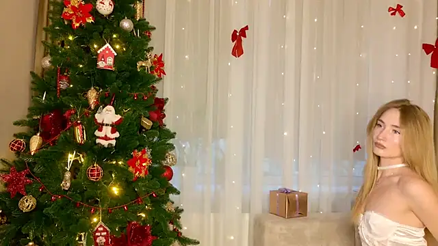 Snapshot of bella__rose chatting on 12/17/25, 01:17 bella rose online show from 12/17/25, 01:17