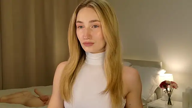 Snapshot of bella__rose chatting on 02/18/26, 03:30 bella rose online show from 02/18/26, 03:30