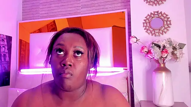 ShaniaBrownn online show from 10/07/25, 07:55