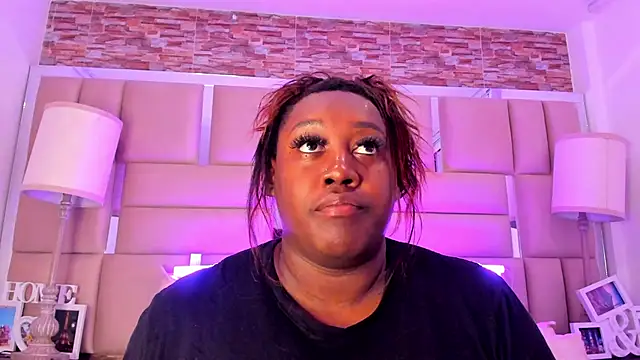 ShaniaBrownn online show from 10/21/25, 07:47