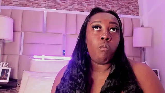 ShaniaBrownn online show from 12/17/25, 07:53