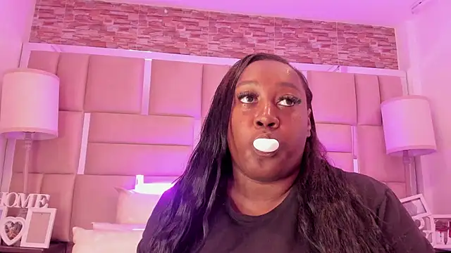 ShaniaBrownn online show from 02/05/26, 07:40