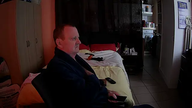 Snapshot of passifsoumis1963 chatting on 11/20/25, 10:04 passifsoumis1963 online show from 11/20/25, 10:04