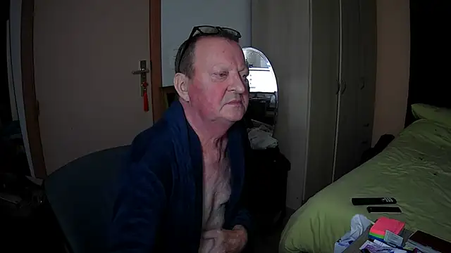 Snapshot of passifsoumis1963 chatting on 12/14/25, 06:01 passifsoumis1963 online show from 12/14/25, 06:01