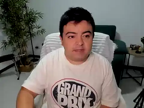 Snapshot of naughty_bear chatting on 09/28/25, 02:39 naughty bear online show from 09/28/25, 02:39