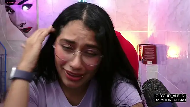 LauraRuiz1 online show from 05/15/26, 10:50
