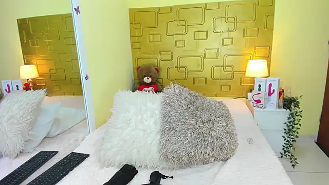 Julia Haye online show from 10/04/25, 05:44