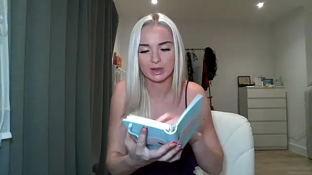 Snapshot of chelseablonde chatting on 12/19/24, 10:32 chelseablonde online show from 12/19/24, 10:32