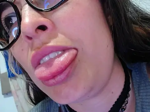 Snapshot of Alexandrasaenz chatting on 07/04/26, 11:33 Alexandrasaenz online show from 07/04/26, 11:33