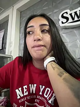 Snapshot of Hannahoff chatting on 02/18/25, 12:37 Hannahoff online show from 02/18/25, 12:37