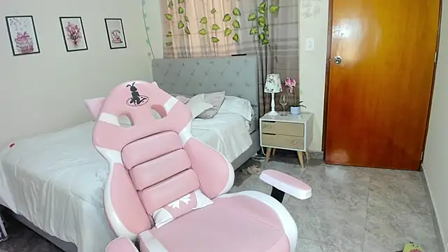 Snapshot of charlott7 chatting on 10/06/25, 11:29 charlott7 online show from 10/06/25, 11:29