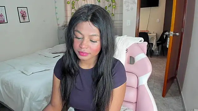 Snapshot of charlott7 chatting on 11/21/25, 07:23 charlott7 online show from 11/21/25, 07:23