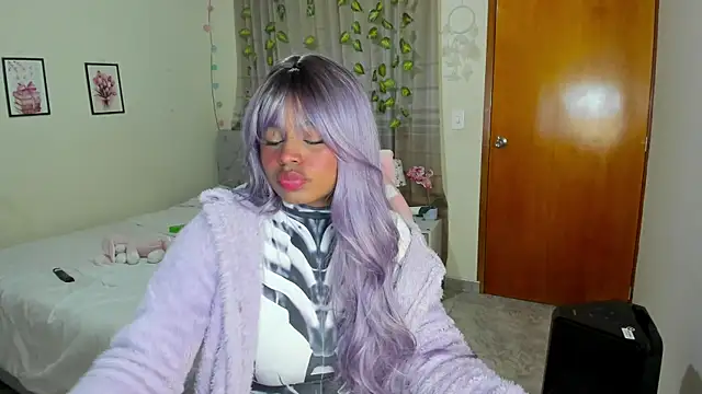 Snapshot of charlott7 chatting on 11/27/25, 02:02 charlott7 online show from 11/27/25, 02:02