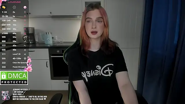 Snapshot of Lee_Loo chatting on 01/01/25, 12:33 Lee Loo online show from 01/01/25, 12:33