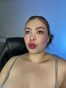 Snapshot of Liza_1 chatting on 11/11/25, 12:27 Liza 1 online show from 11/11/25, 12:27