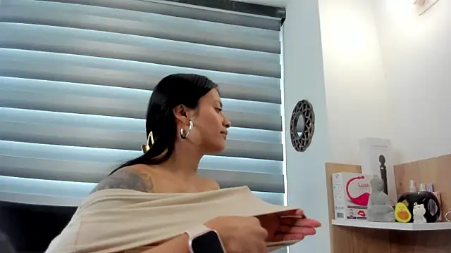 nia  white online show from 01/28/25, 05:03