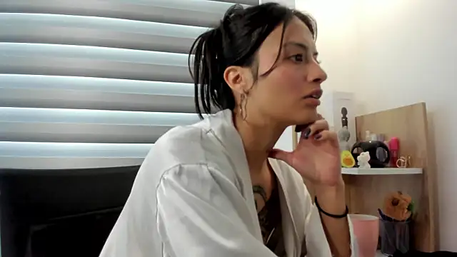 nia  white online show from 02/21/25, 05:20