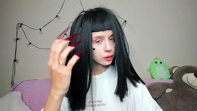 Snapshot of FlowerOfSin2001 chatting on 09/20/25, 04:30 FlowerOfSin2001 online show from 09/20/25, 04:30