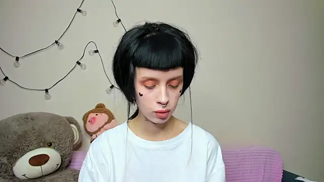 Snapshot of FlowerOfSin2001 chatting on 10/11/25, 04:05 FlowerOfSin2001 online show from 10/11/25, 04:05