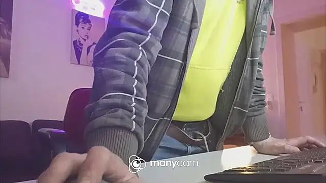 Snapshot of der_dino30 chatting on 02/23/25, 01:42 der dino30 online show from 02/23/25, 01:42